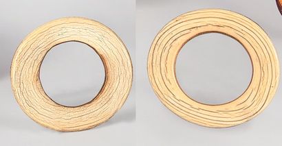 null Deux bracelets DINKA (Soudan) Ivoires à patine blonde. Diam. : 12 et 12,5 cm....