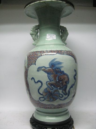 null Vase de forme balustre en porcelaine émaillée en rouge de cuivre bleu sous couver...