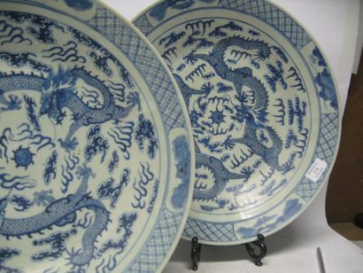 null Paire de plats en porcelaine à décor en bleu sous couverte de deux dragons poursuivant...