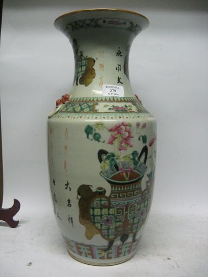 null Vase de forme balustre en porcelaine et émaux polychromes représentant des vases...