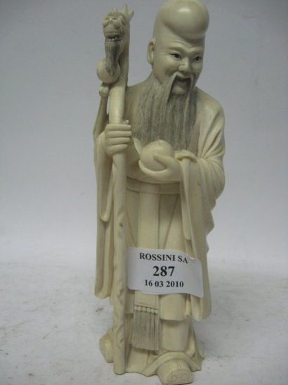 null Sujet en ivoire représentant Zhoulao tenant un bâton surmonté d'une tête de...