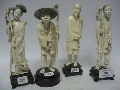 null Lot de quatre statuettes en ivoire représentant des pécheurs et une déesse du...