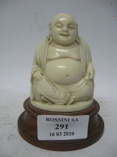 null Sujet en ivoire représentant Buddha assis. Chine. Haut. : 8 cm.