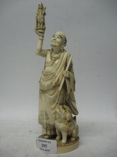 null Okimono en ivoire représentant un arhat se tenant debout portant une statue...