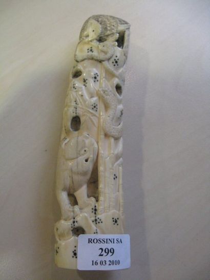null Okimono en ivoire sculpté d'un tigre des neiges, de deux serpents et d'un rapace...