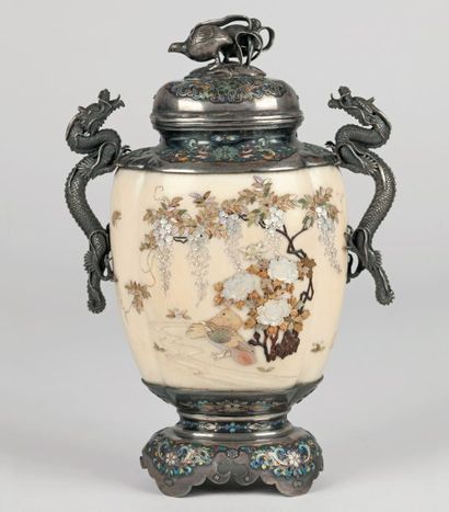 null Vase couvert de forme quadrilobée en ivoire et argent
finement décoré en shibayama...
