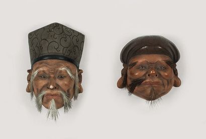 null Deux petits masques en bois laqué. Japon, vers 1920.