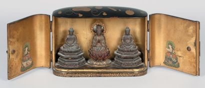 null Petit butsudan en laque ro-iro et décor au laque or d'objets bouddhiques, ouvrant...