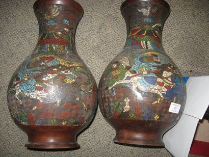 null Paire de vases balustres en bronze et émaux champlevés polychromes à décor de...