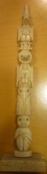 null Totem HAIDA (Canada, Colombie Britannique) Totem miniature en ivoire à patine...