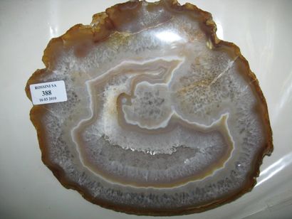 null Plaque d'agate avec petite géode de quartz. (25 x 22 cm environ).