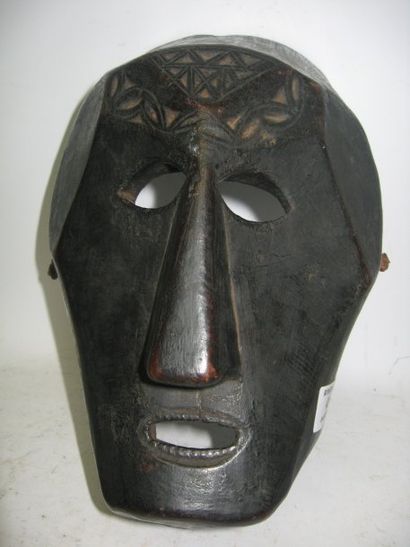 null Ancien masque anthropomorphe à facettes et décor incisé en frises sur la partie...