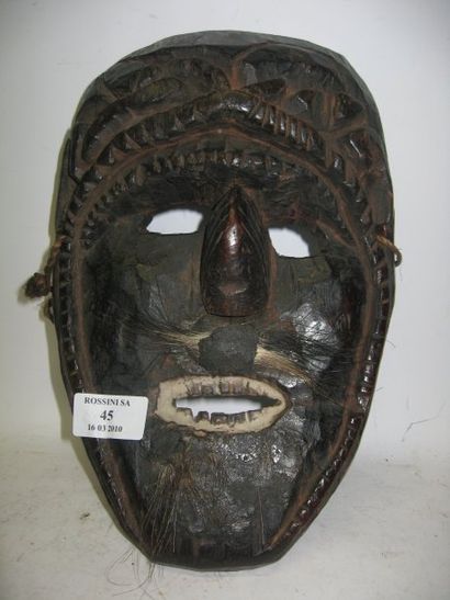 null Ancien masque de chaman, face sertie de serpents "naga". Bois à belle patine...