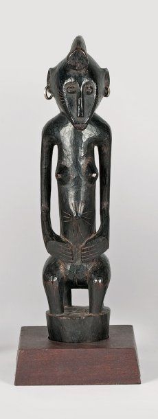 null Statuette SENOUFO (Mali / Côte d'ivoire) Statue féminine assise sur un tabouret,...