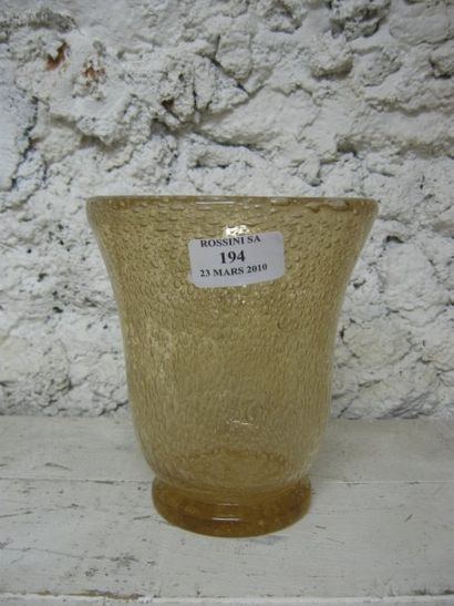 DAUM Vase cornet sur piedouche en verre fume a inclusion de bulles. Haut. : 16,5...