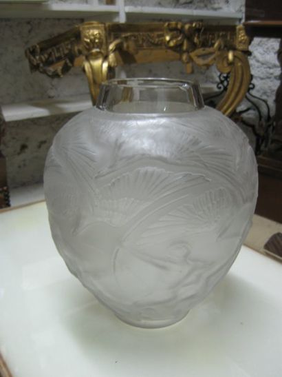René LALIQUE (1860 -1945) Vase " Archers " en verre satine a decor d'archers. Signe...