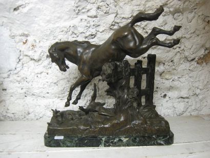 Maurice FAVRE (1875-1915) Etalon franchissant une barrière Bronze a patine brune...