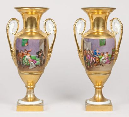 Paris Paire de vases en porcelaine de forme fuseau a fond or et a decor polychrome...