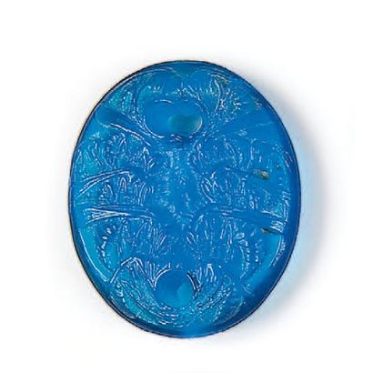 René Lalique (1860 -1945) Les guêpes Pendentif en verre moule-presse, couleur bleu....