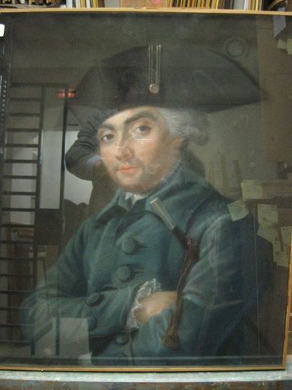 ECOLE FRANCAISE Vers 1790 Portrait d'homme au tricorne noir, en redingote bleue,...