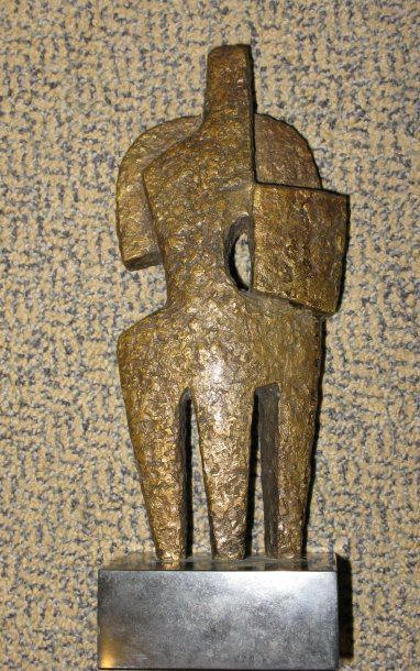 ÉCOLE MODERNE Figure debout Bronze à patine brun doré sur un socle en marbre noir...