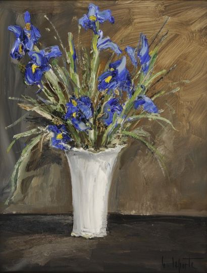 Georges LAPORTE Bouquet d'iris bleus Huile sur toile, signée en bas à droite. 65...