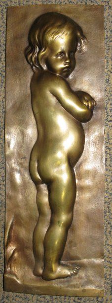 A. DUBOIS Petite frileuse Bas-relief en bronze à patine médaille (légère oxydation),...