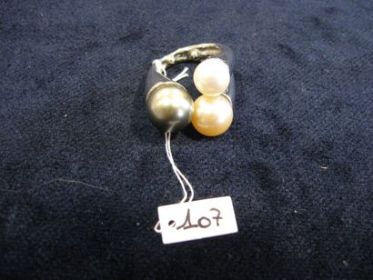 null Bague en or gris sertie de trois perles de culture. Poids brut : 17,6 g.