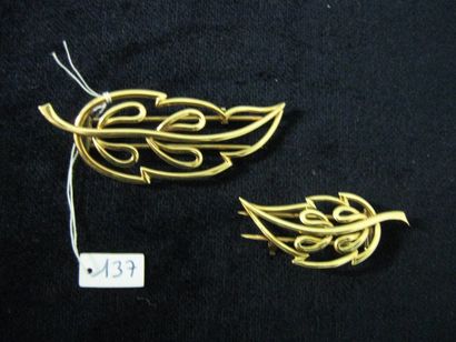 null Deux broches " feuilles " en or jaune. Poids : 19,7 g