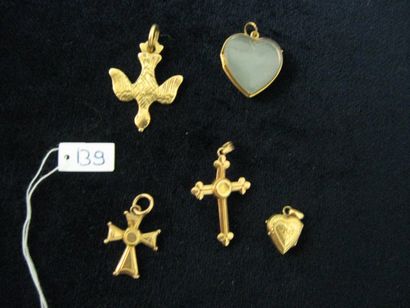 null Lot de cinq pendentifs en or jaune. Poids brut : 9g.