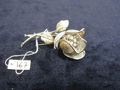 null Broche en or gris et platine stylisée d'une rose, les pétales mobiles en résille...