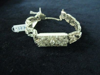 null Montre bracelet de dame en platine et or gris sertie de diamants taillés à l'ancienne...