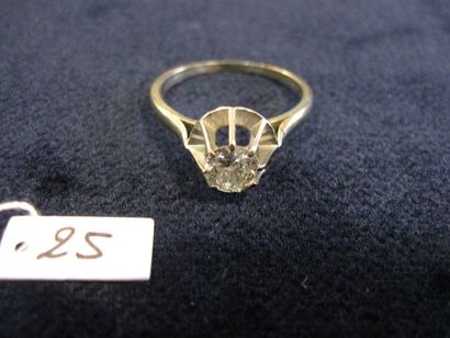 null Bague en or gris sertie d'un diamant taillé à l'ancienne. Poids brut : 4,3g...