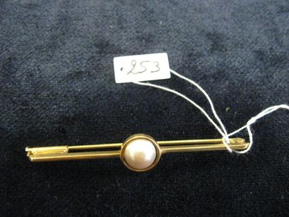 null Broche barrette en or jaune sertie d'une perle de culture. Poids brut : 4,4...