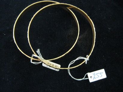 null Lot comprenant deux bracelets joncs en or jaune. Poids : 24,4 g.