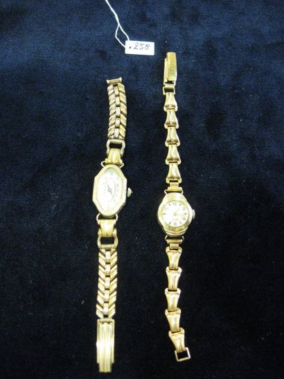 null Deux montres bracelet de dame dont un boîtier en or.