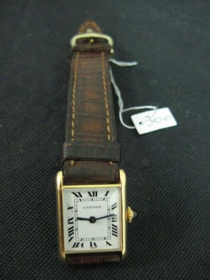 CARTIER Tank. Modèle de dame en or jaune 18K (750 / 1000e) 25x18mm. Cadran blanc,...