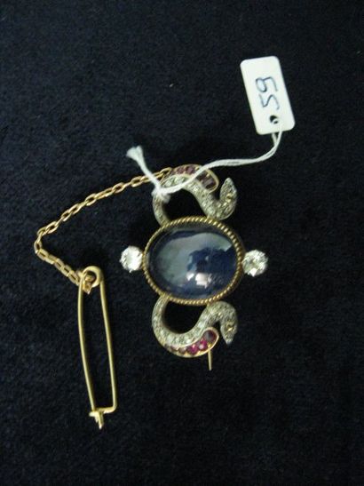 null Broche en or jaune et or gris sertie d'un saphir taillé en cabochon et épaulé...