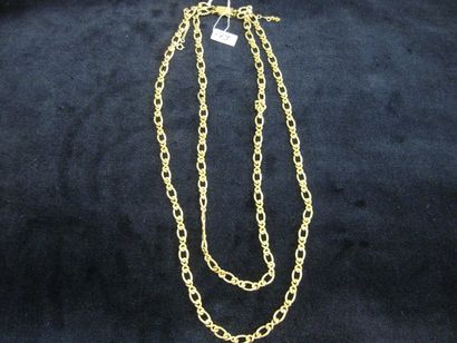 null Collier en or jaune formé de deux rangs de maille gourmette. Poids : 51,8g.