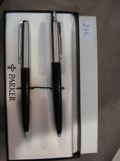 null Deux stylos: bille et roller. Bucchelite noir. De marque PARKER et leur écrin...