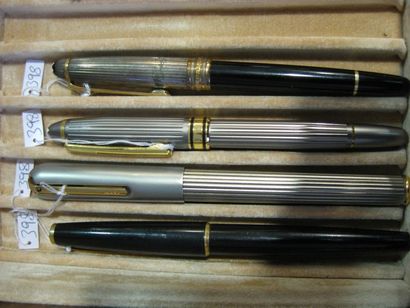 null Deux stylos bille acier Et deux stylos noir à plume.