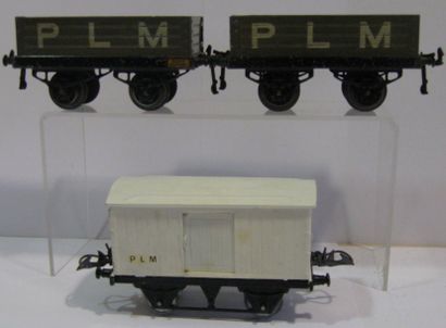 HORNBY 3 Wagons marchandises « PLM » dont 2 wagons n° 1 et wagon frigorifique.