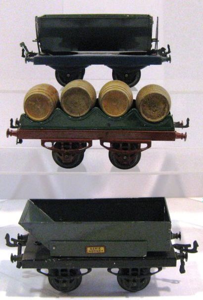 HORNBY 3 Wagons marchandises divers dont, wagon benne basculante, wagon tonneau (manque...