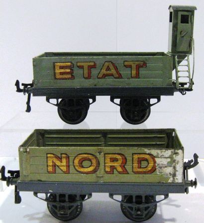 HORNBY 2 Wagons marchandises divers dont wagon n° 1 « ETAT » avec guérite garde frein...