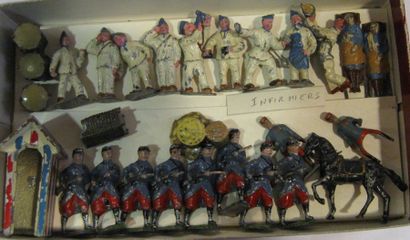 null Boite comprenant figurines en plomb creux 1914, dont Hommes de Corvée, blessés...