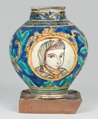 null Sicile Vase boule à décor polychrome d'un portrait en buste d'une femme coiffée...
