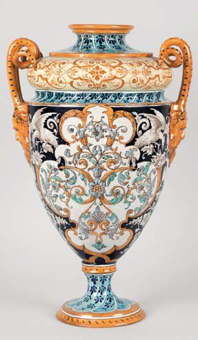 null Blois Vase balustre à deux anses en forme de tête de satyre cornu, décor polychrome...