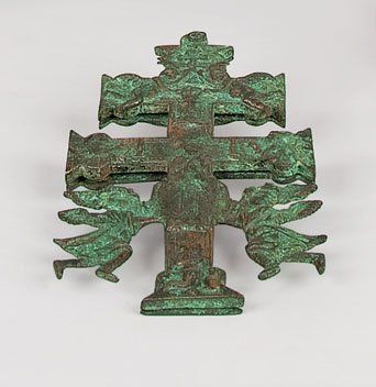null Petite croix de Lorraine reliquaire double en bronze. Elle est composée de deux...