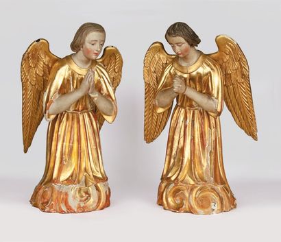 null Paire d'anges en bois sculpté polychromes et dorés. Ils sont représentés à genoux...