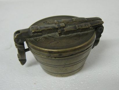 null Petite pile de poids en bronze. XVIIIe siècle. (manque le plus petit).